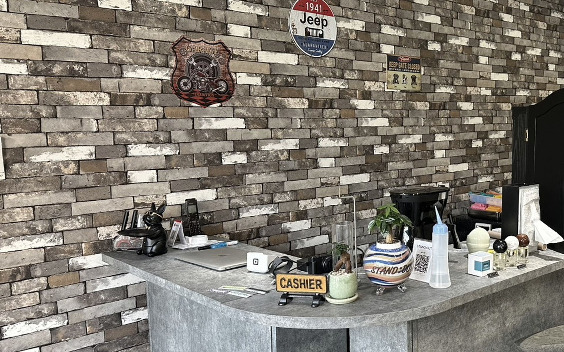 STAND:OUT の店内