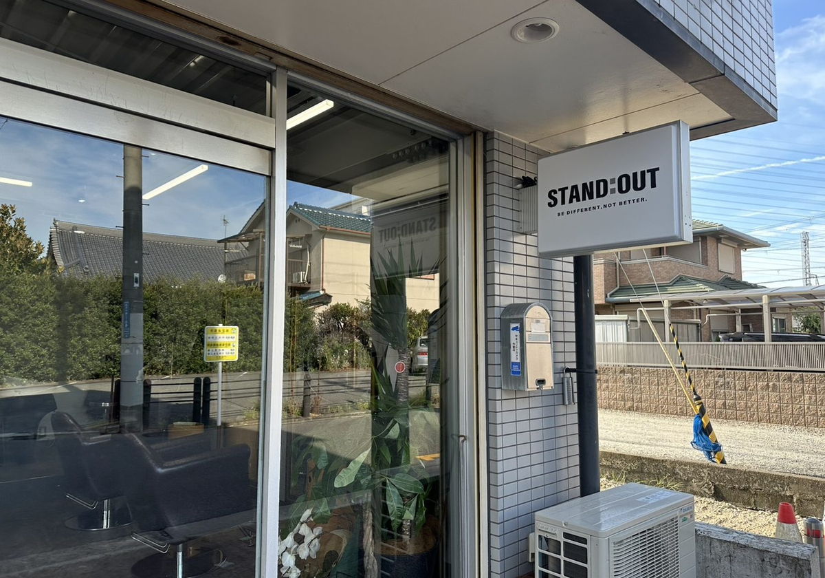 STAND:OUT の店内